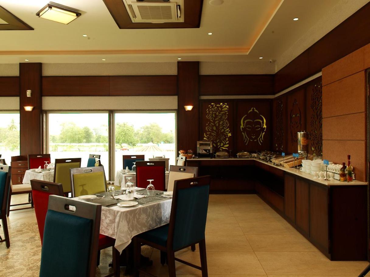 Neonz Resort & Club Anand Bagian luar foto