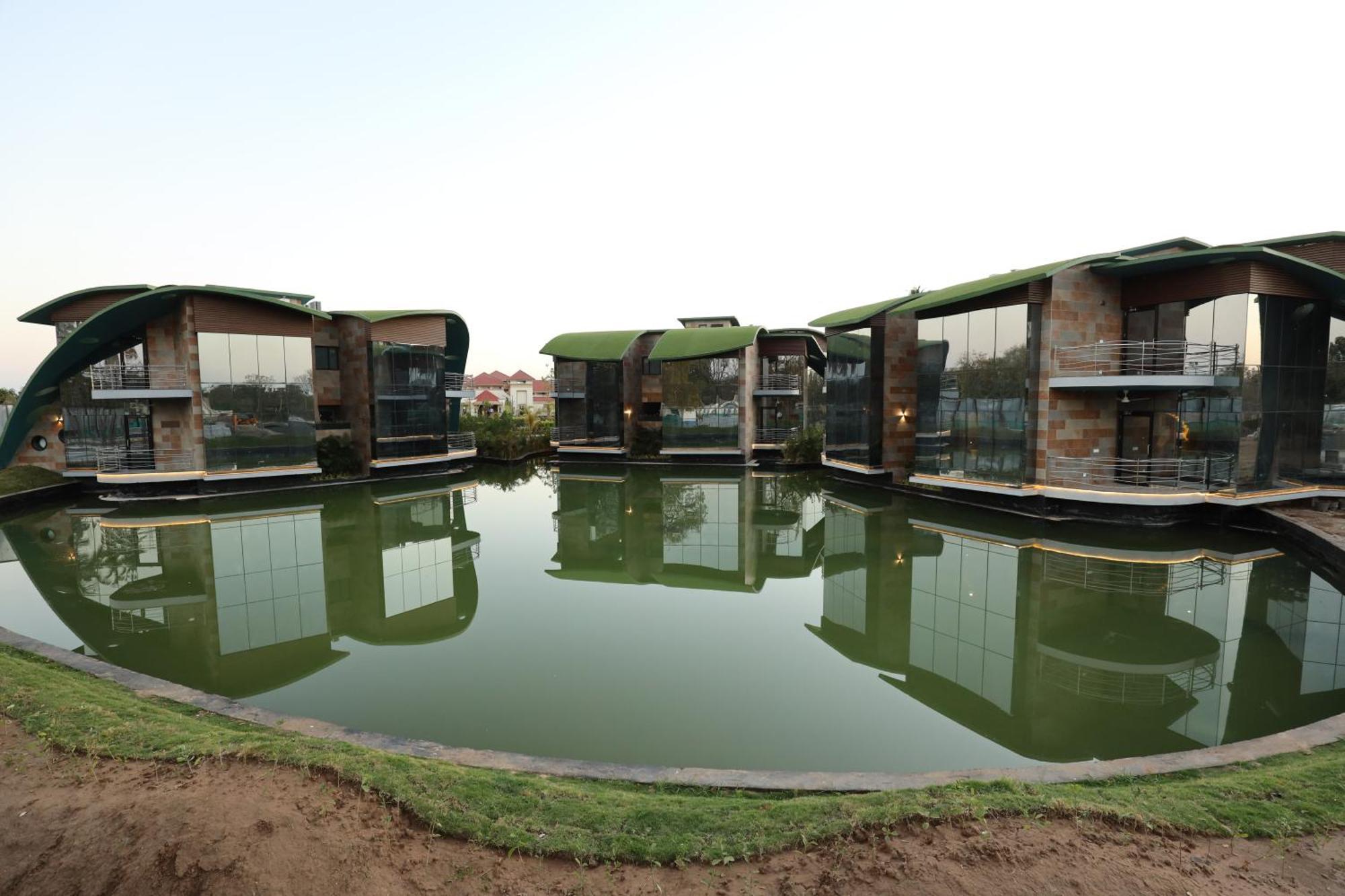 Neonz Resort & Club Anand Bagian luar foto