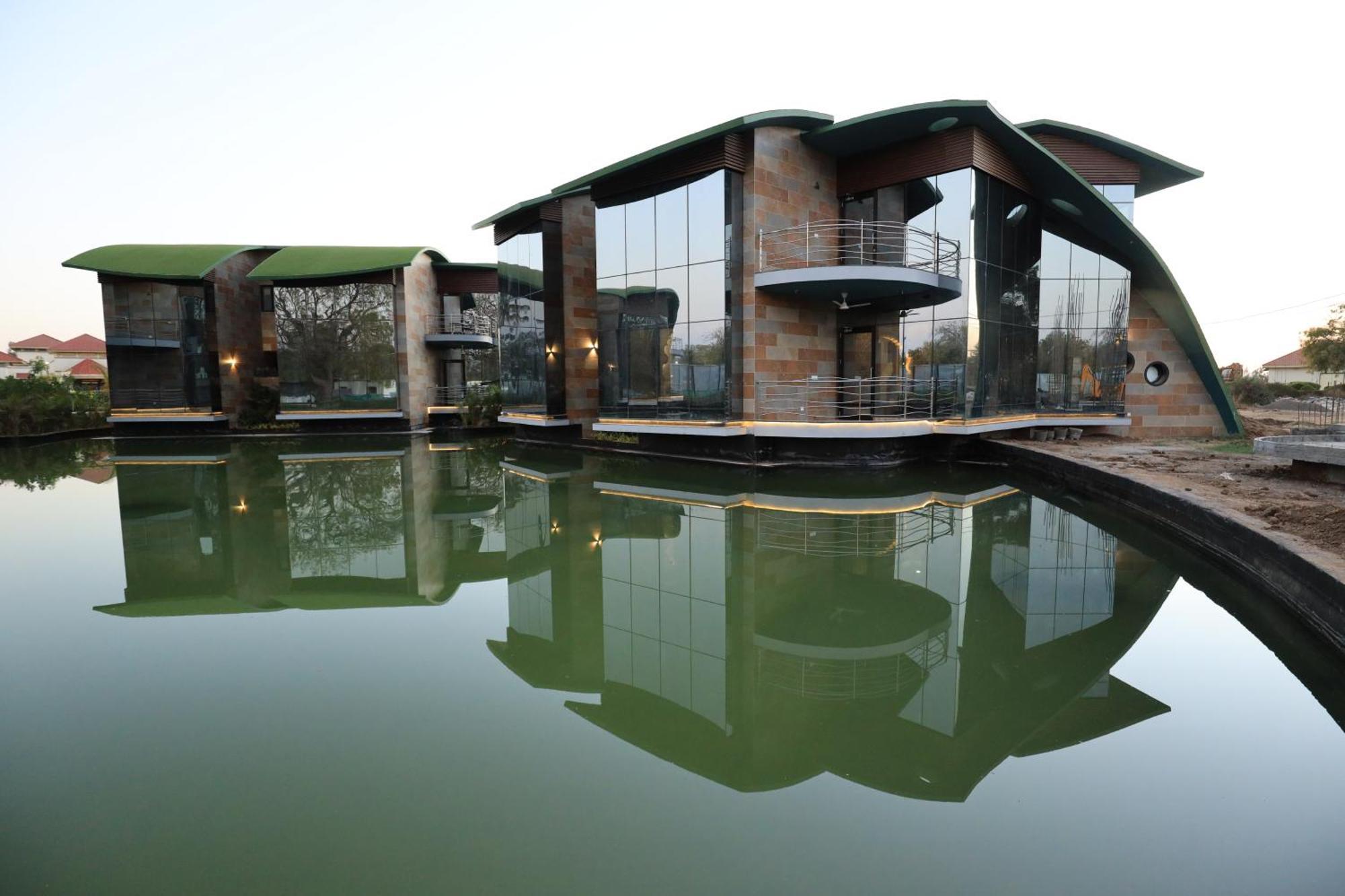 Neonz Resort & Club Anand Bagian luar foto