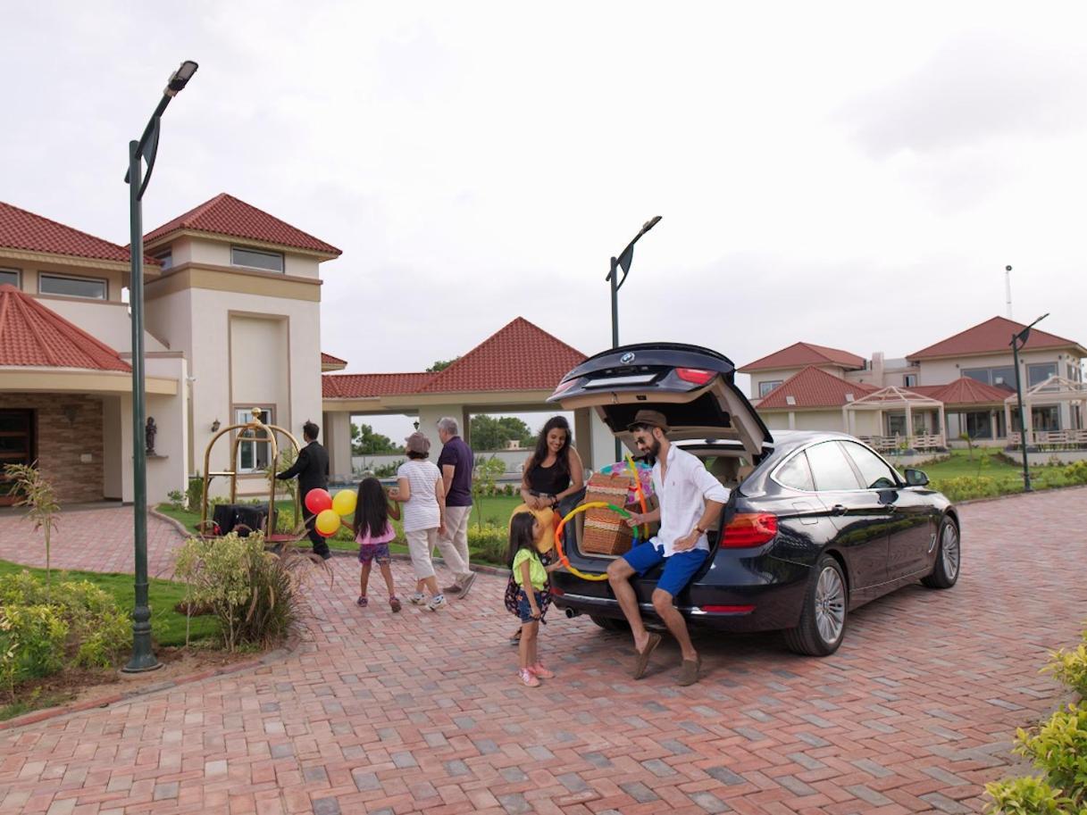 Neonz Resort & Club Anand Bagian luar foto