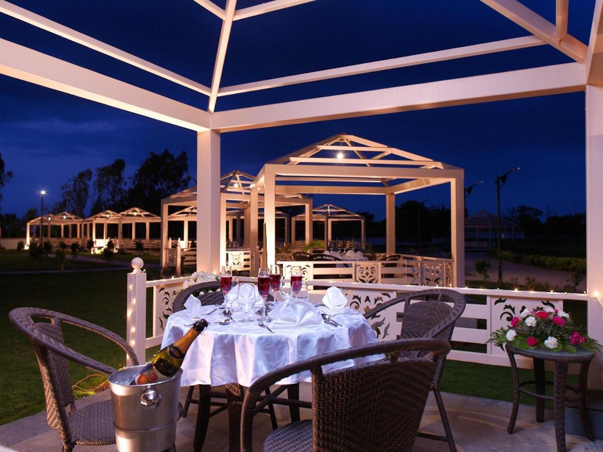 Neonz Resort & Club Anand Bagian luar foto