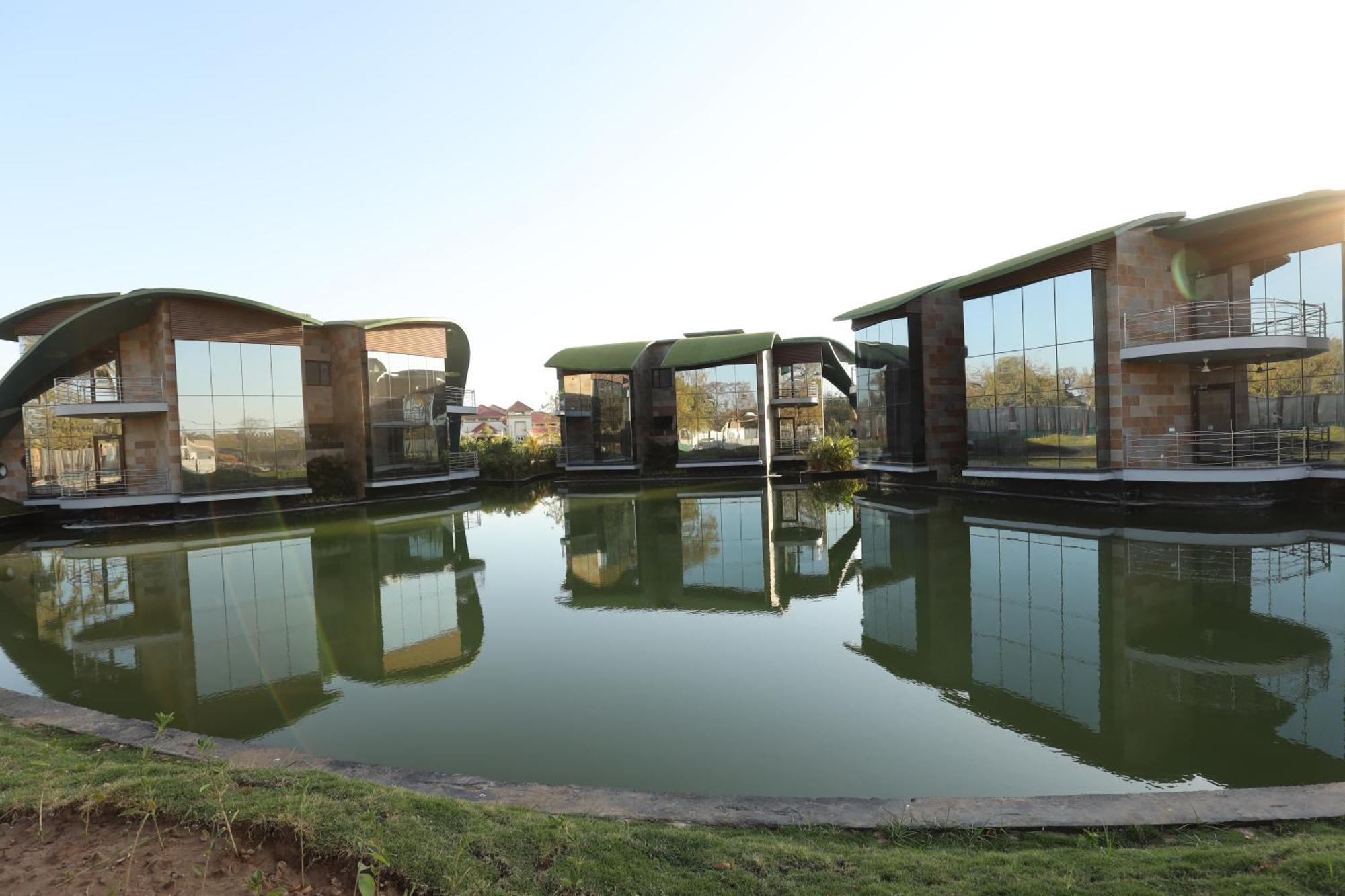 Neonz Resort & Club Anand Bagian luar foto
