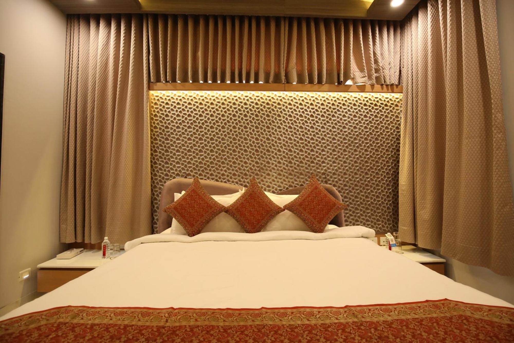 Neonz Resort & Club Anand Bagian luar foto